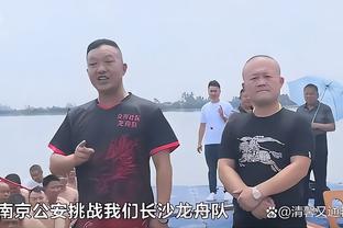 这样不对！北京女篮主帅用身体阻挡球员发边线球&干扰球员进场